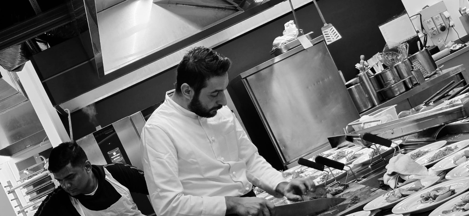 Chef in servizio mentre coordina la cucina